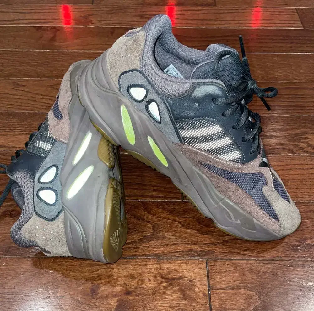 Adidas Yeezy Boost 700 Mauve Sneakers
